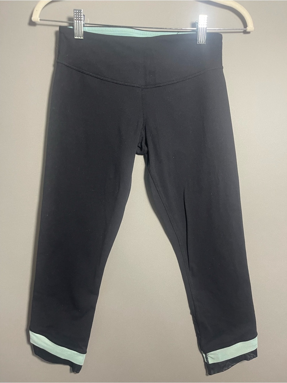 lululemon Pace Cropped Capri Leggings Size 4 Black Mint Green